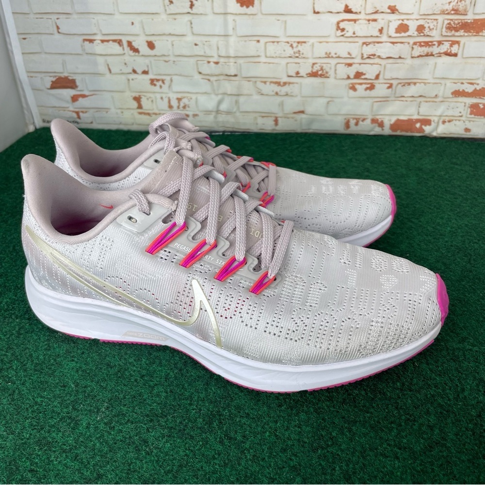 Nike Women's Athletic Shoes in Light Gray and Pink